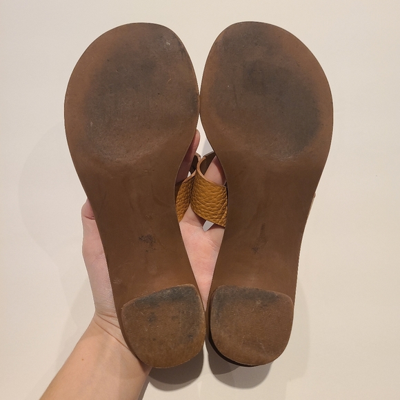 Tory Burch Moore Leather Tan Thong Sandal - Picture 5 of 7